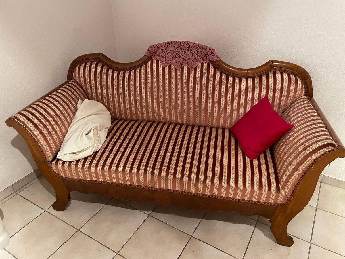 Divani: Antike Couch / Sofa, rot-beige gestreift – Usato da Oekingen venduto da Marc.712