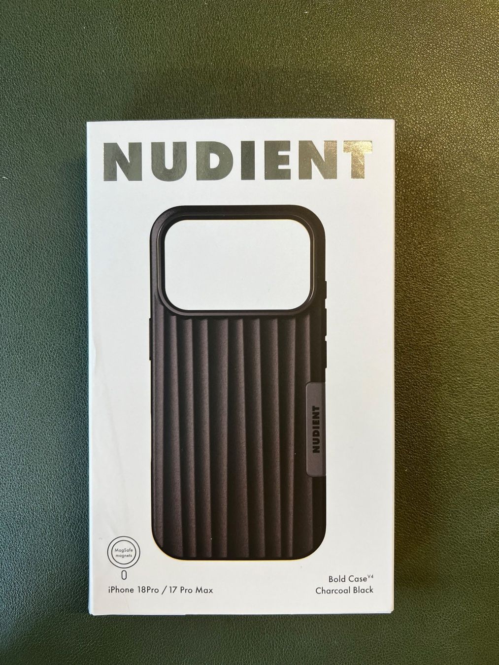 Cover & Protezioni schermo: Nudient Bold iPhone 17 Pro Max/iPhone 18 Pro Max Charcoal – Nuovo (secondo la descrizione) da Gossau ZH venduto da OrderflowAG