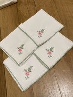 4 Servietten mit Stickerei