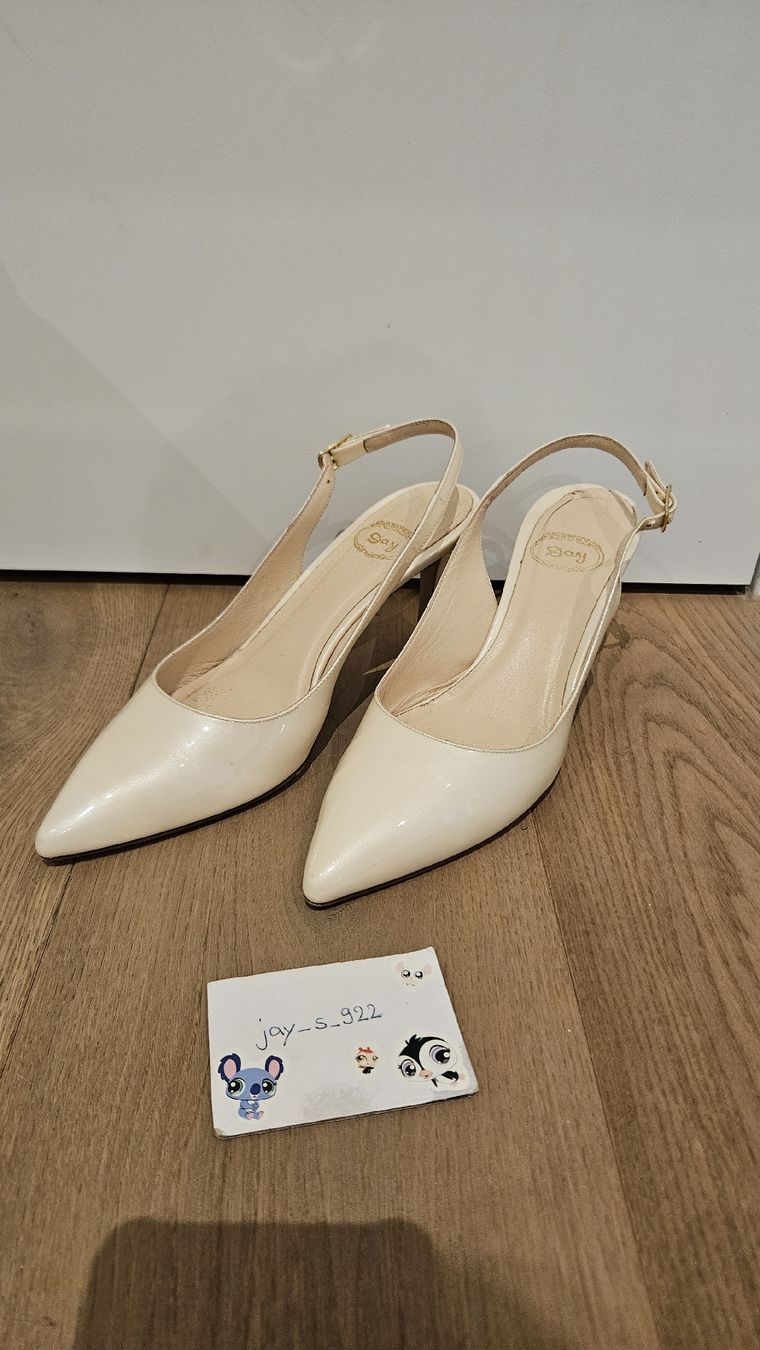 Scarpe da donna: Slingpumps, Cremeweiss, Gr. 38.5 - gebraucht! – Usato da Kloten venduto da Jay_s_922