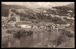 AK Saint-Ursanne /Jura Bernois, Vue du village avec église e