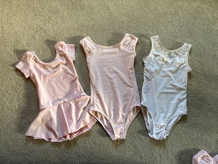 Trois tenues de ballet 113-122cm 5-6 ans
