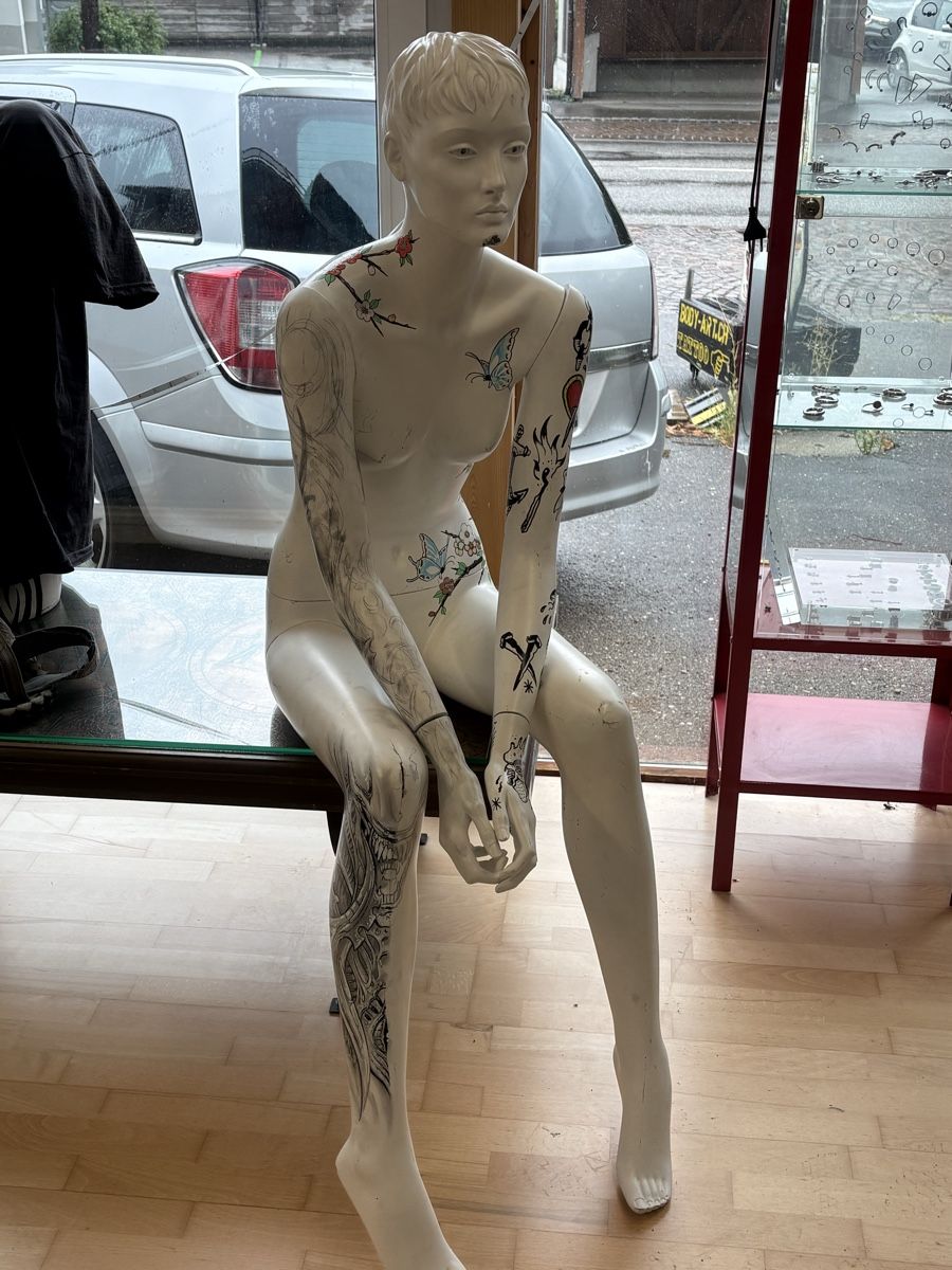Allestimento di negozi e stand fieristici: Tattooed Mannequin   – Usato da Obermumpf venduto da davetattoo 6