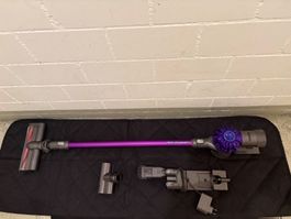 Dyson V6 animalpro Handstaubsauger mit Zubehör