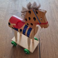 **Rössli-Hü - Holzpferd auf Rädern***