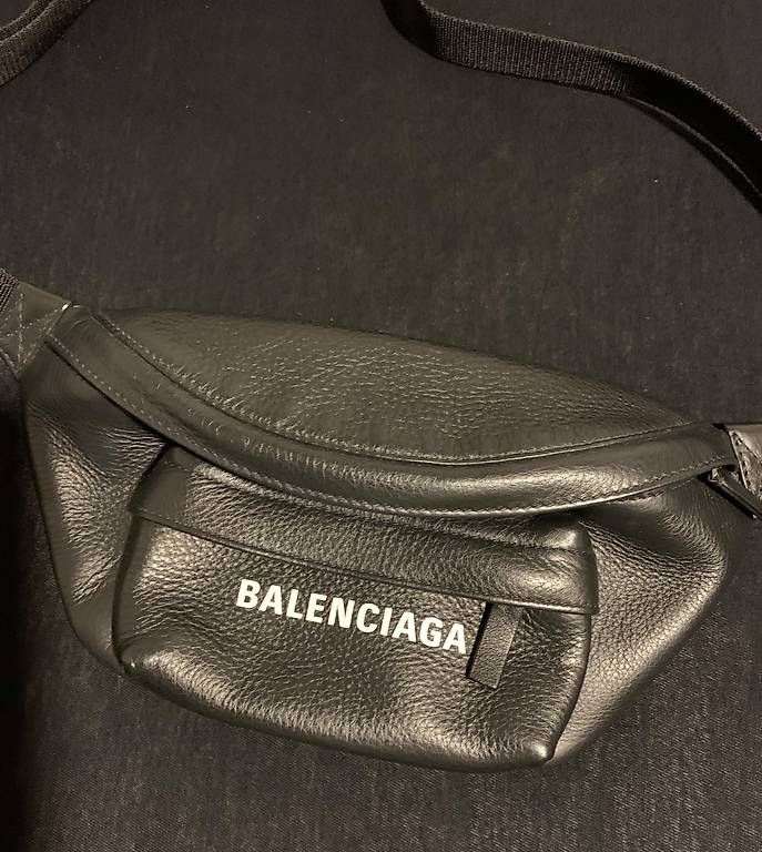 Taschen: Balenciaga Bauchtasche – Gebraucht aus Bern von Nici2210