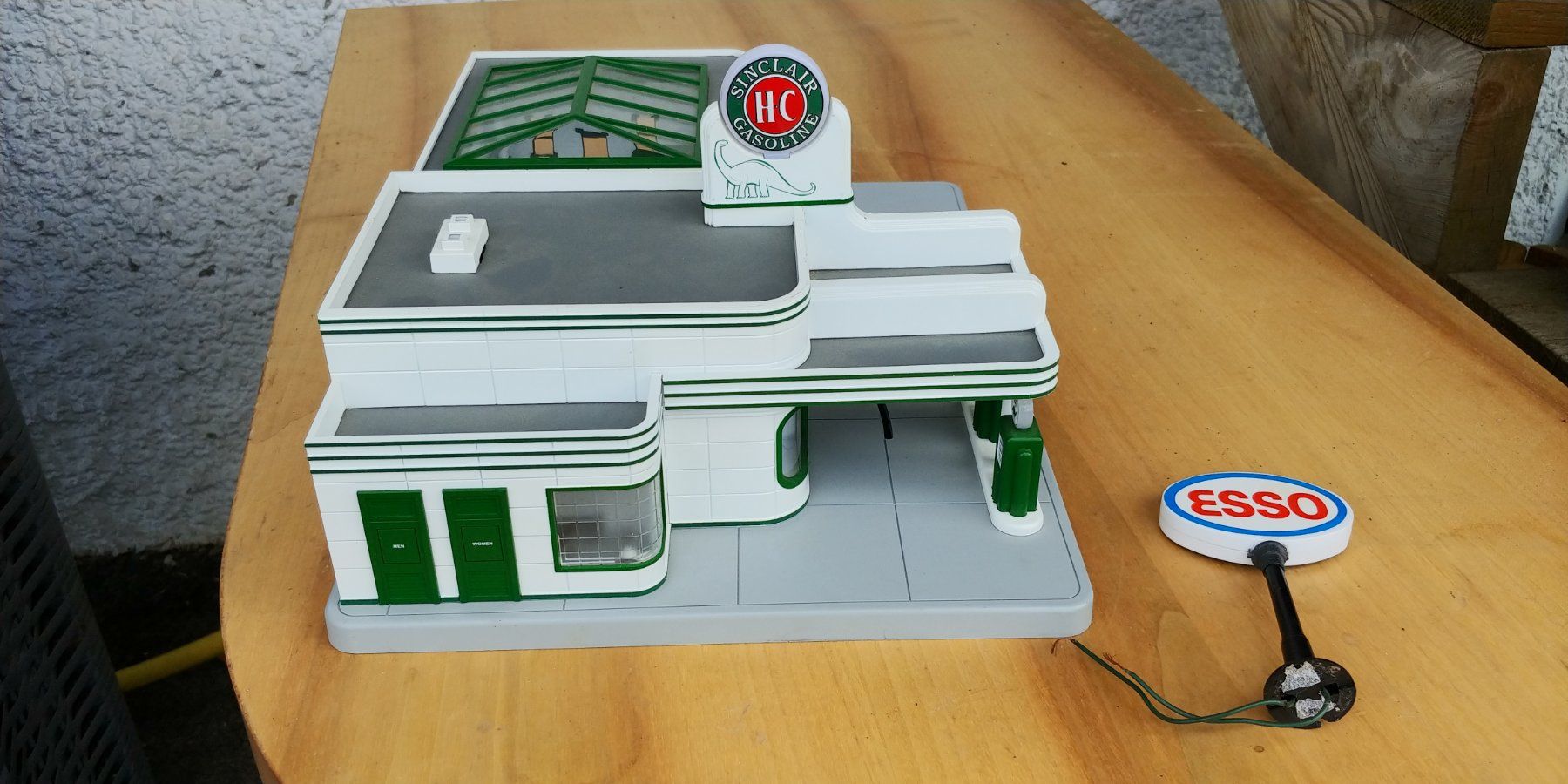 Modellini di ferrovie: MTH Tankstelle mit Esso Schild – Usato da Waltenschwil venduto da Ardnas007