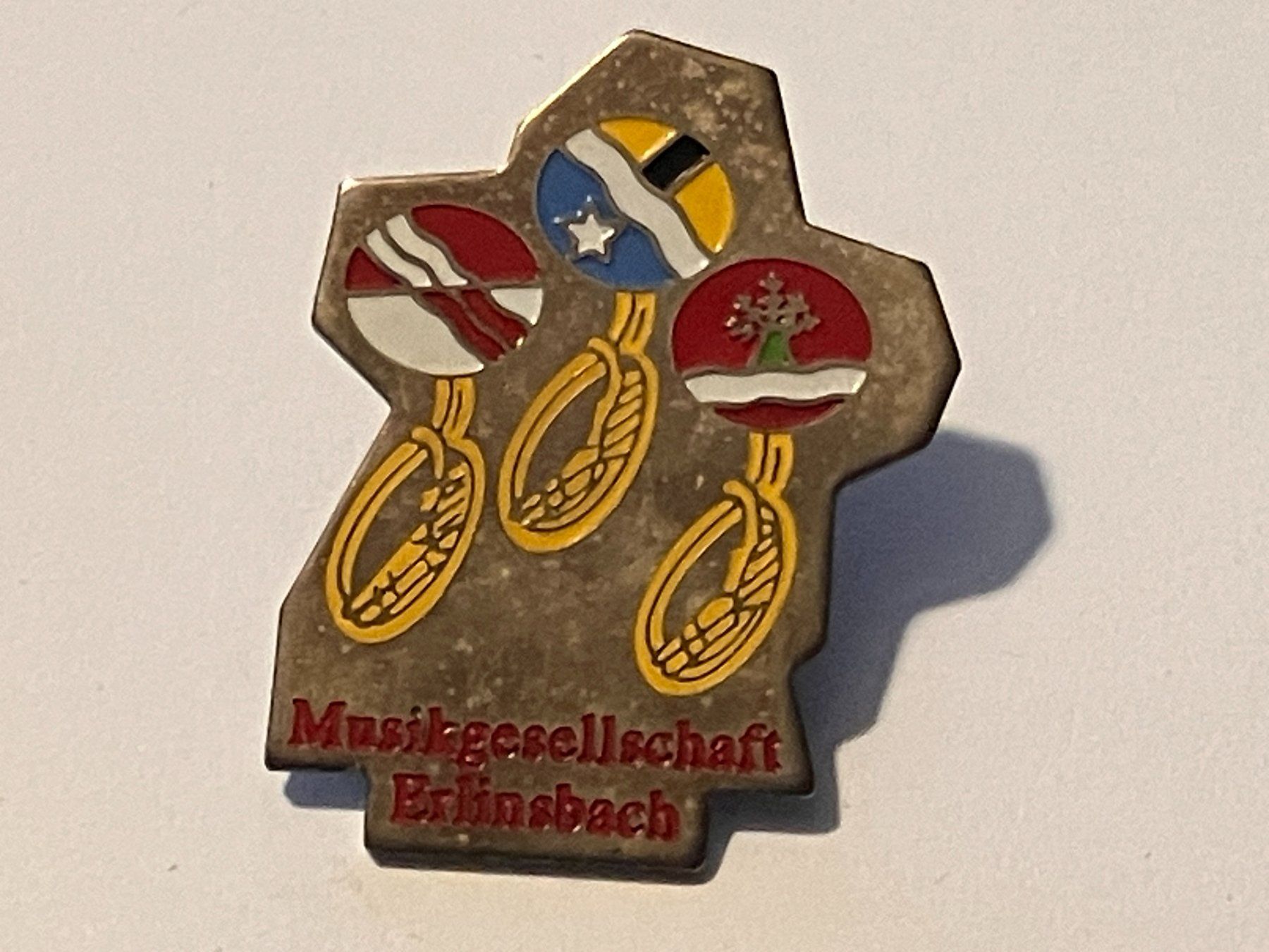Placchette & Badge: 1 Pin Musikgesellschaft Erlinsbach – Usato da Basel venduto da djwwpp