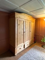 Massiver Holzschrank – rustikal, geräumig & hochwertig