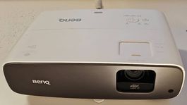 BenQ w2710i mit 120" Leinwand und Deckenhalterung