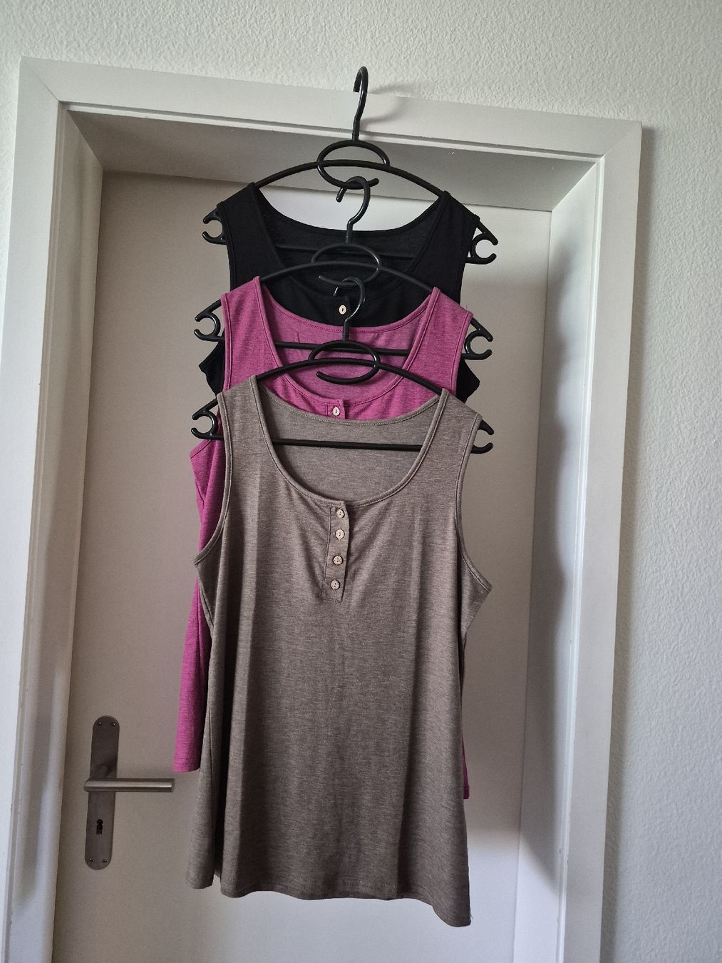 Tops: Shirts von Temu 3 Farben in Grösse M – Gebraucht aus Kilchberg ZH von F27081987 1