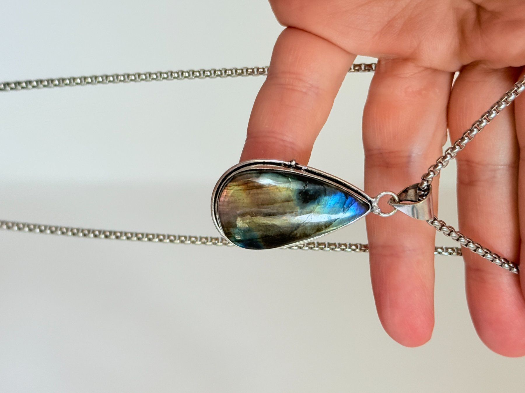 Ketten: Collier avec pendentif Labradorite – Neu und originalverpackt aus Genève von AWWA 2