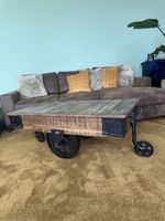 Robuster Couchtisch im Industrial-Stil mit Rollen, Massiv