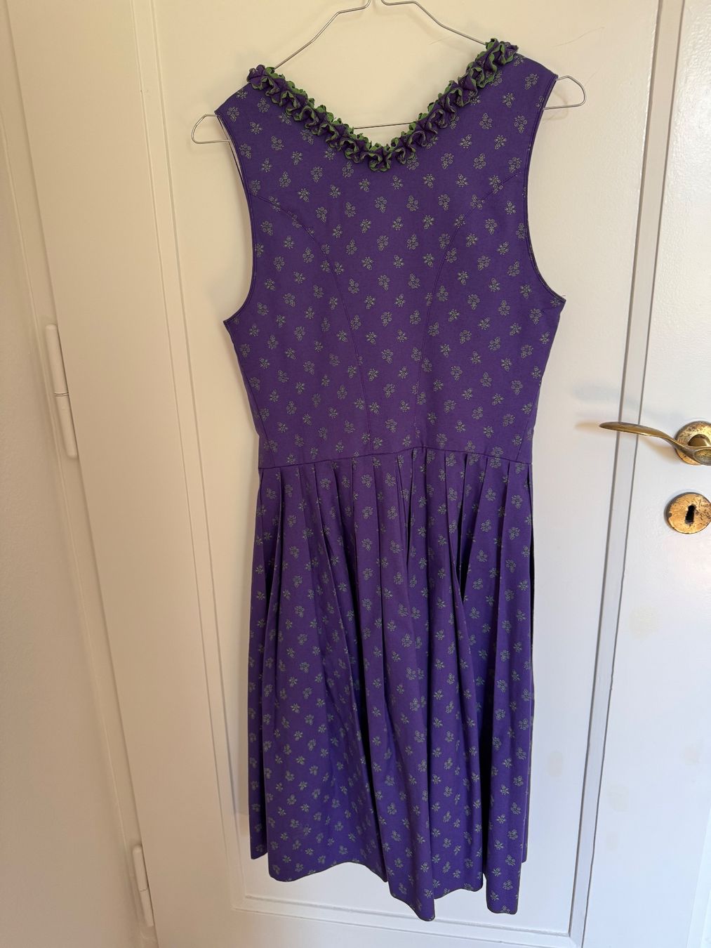 Robes: Dirndl Gr. 36 violett mit Bluse – D'occasion à Muri b. Bern par maeunzi123 5