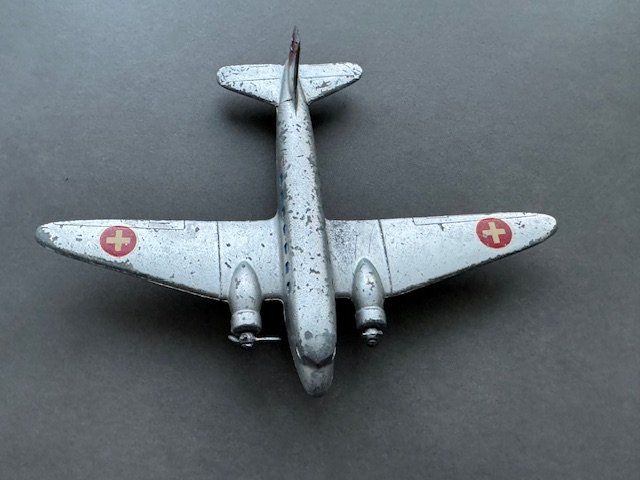 Swissair Kit di modellismo & Modellini statici: Uraltes Flugzeug "SWISSAIR DC-3" – Usato da Honau venduto da sainj 1