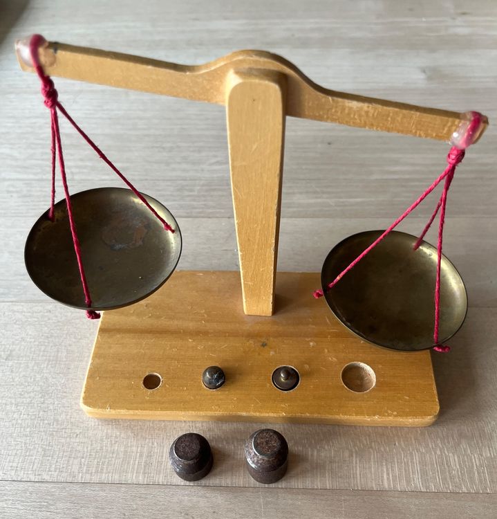 Small Foot Balance à Fléau En Bois Avec 4 Poids Colorés – Jouet Éducatif Pour Marchande Dès 3 Ans