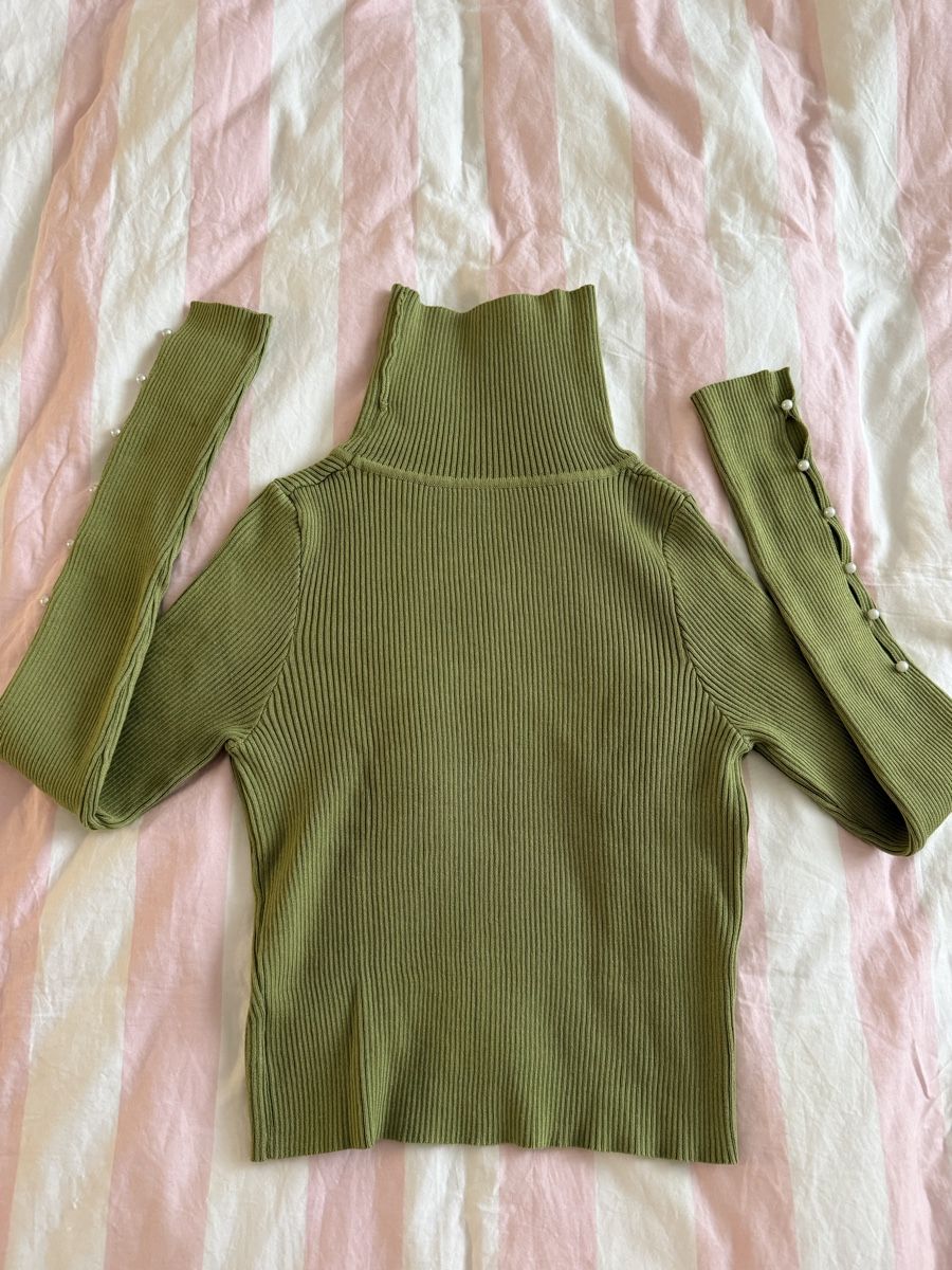 Maglioni & Felpe: Olive Rollkragenpullover mit Perlen - Grösse 38 Top! – Usato da Wil SG venduto da xrnvani