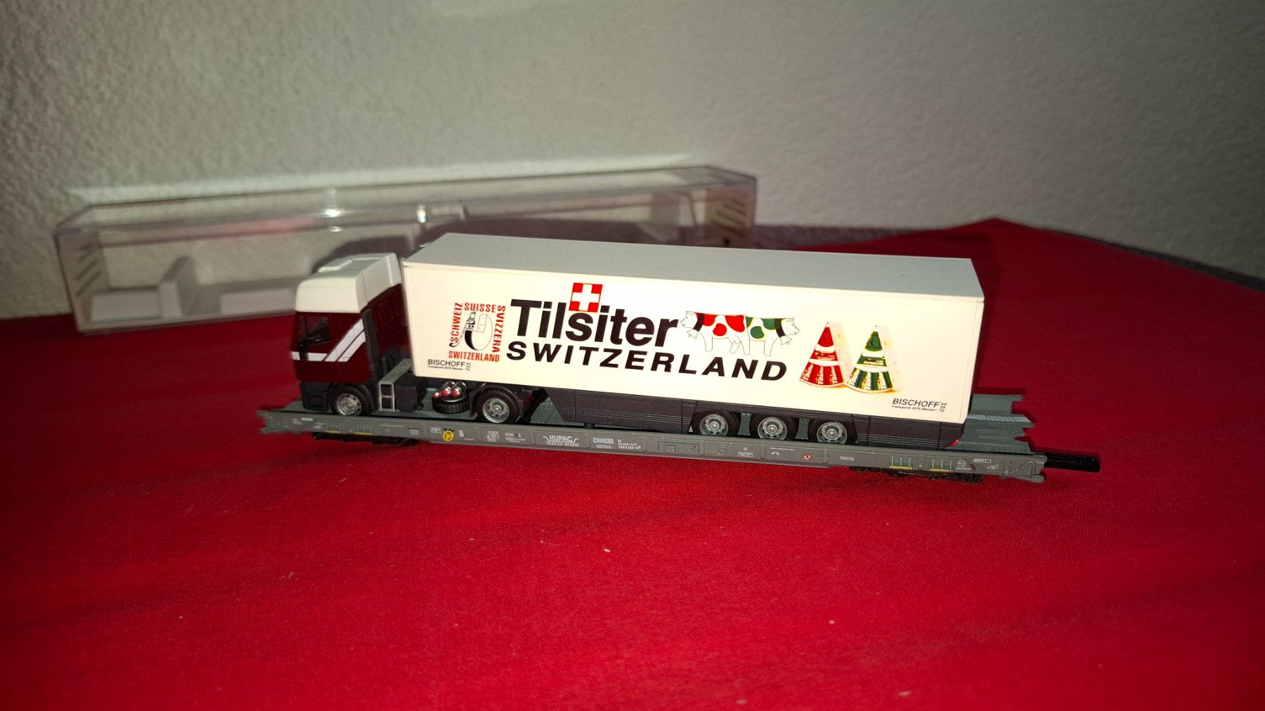 Fleischmann Modelleisenbahnen: Fleischmann:Hupac- Mittelagen mit "Tilsiter"Sattelschlepper – Neu (gemäss Beschreibung) aus Märwil von Siebenzipfel 1