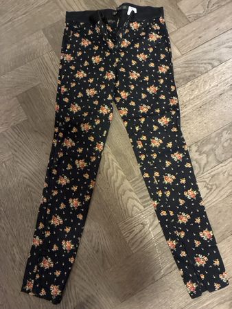 Zara Hose mit Blumenmuster, Grösse 34; Top Zustand!
