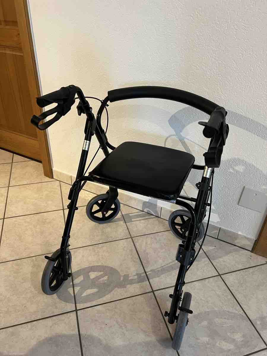 Ausili per la deambulazione: Déambulateur noir avec siège et freins | Rollator | Tintébin – Usato da Bossonnens venduto da noemie_01 4