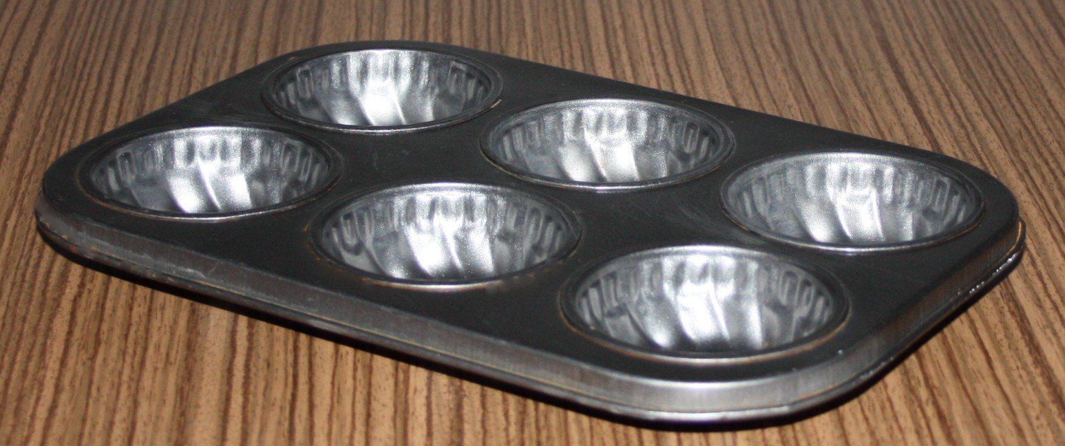 Teglie da forno: Backblech 6 Küchlein 26.7x6.7x2cm – Usato da Flüelen venduto da Diversicum-Shop