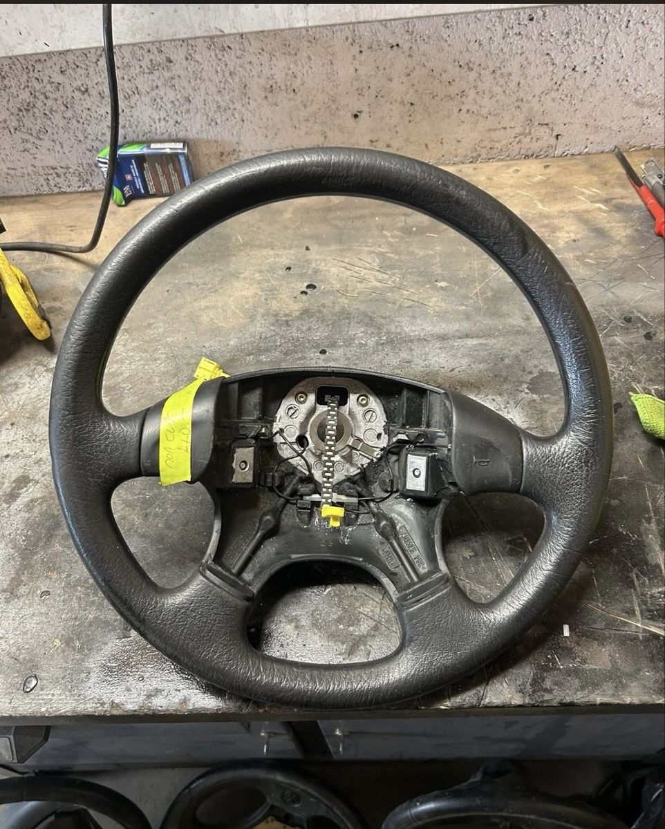 Volkswagen Tutti pezzi di ricambio auto: Volant VW golf 3 – Usato da Muraz (Collombey) venduto da Wolfdog1978
