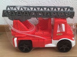 Riesen Sandkasten Feuerwehr Wagen mit Spritzfunktion, neu!