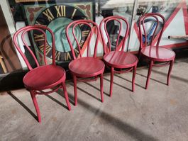 Vier rote Stühle, Gartenstühle, Stühle aus Kunststoff, Stuhl