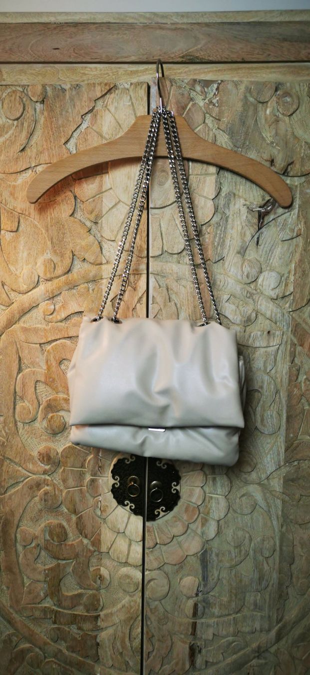 Borse da donna: Schultertasche creme-beige Kunstleder, mit Kette – Usato da Wettingen venduto da JasminL92-3