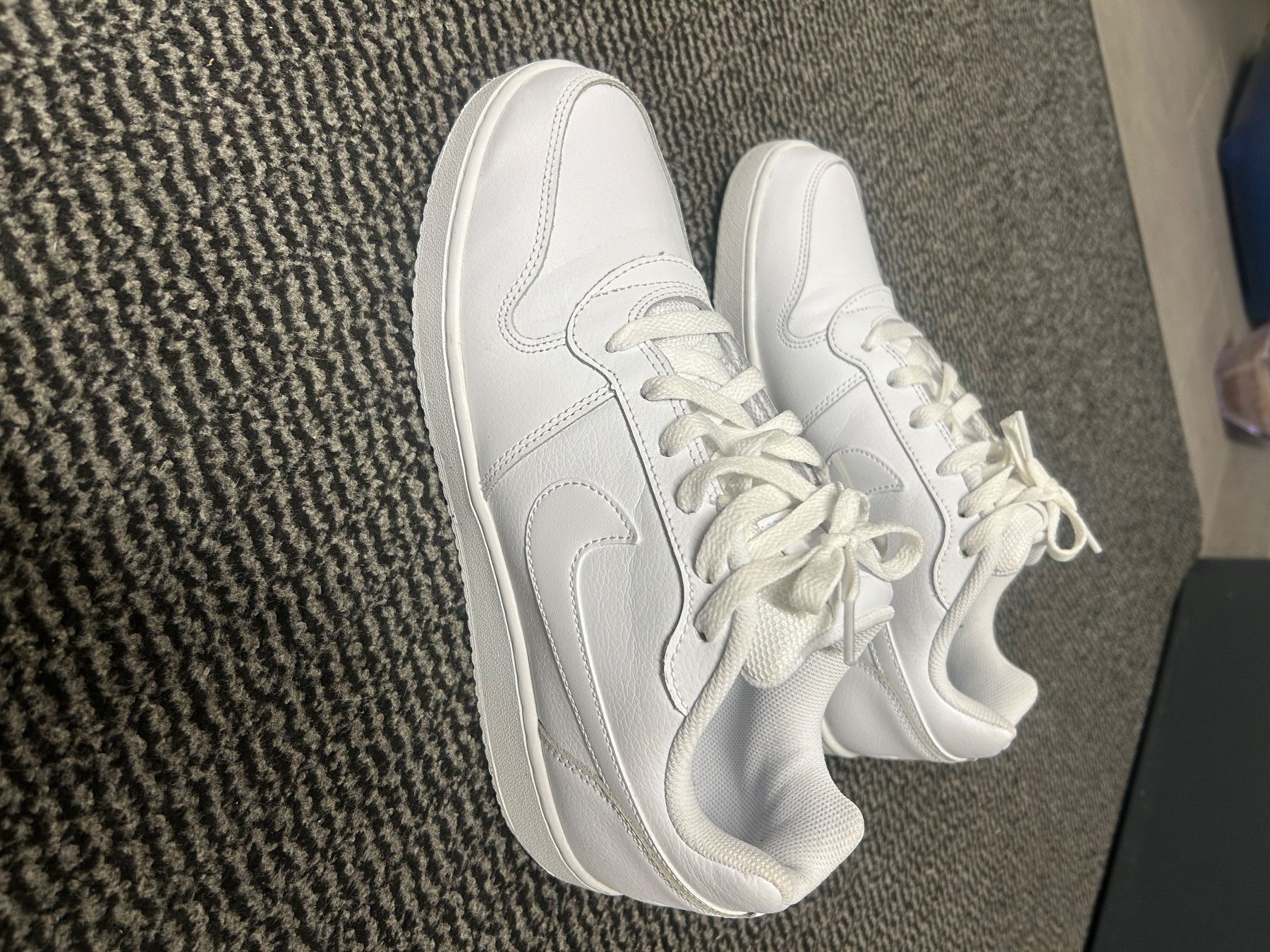 Nike Scarpe da donna: Baskets Nike blanches, état neuve taille 42.5 – Nuovo e nell'imballaggio originale da Courgenay venduto da gha_v9yc 1