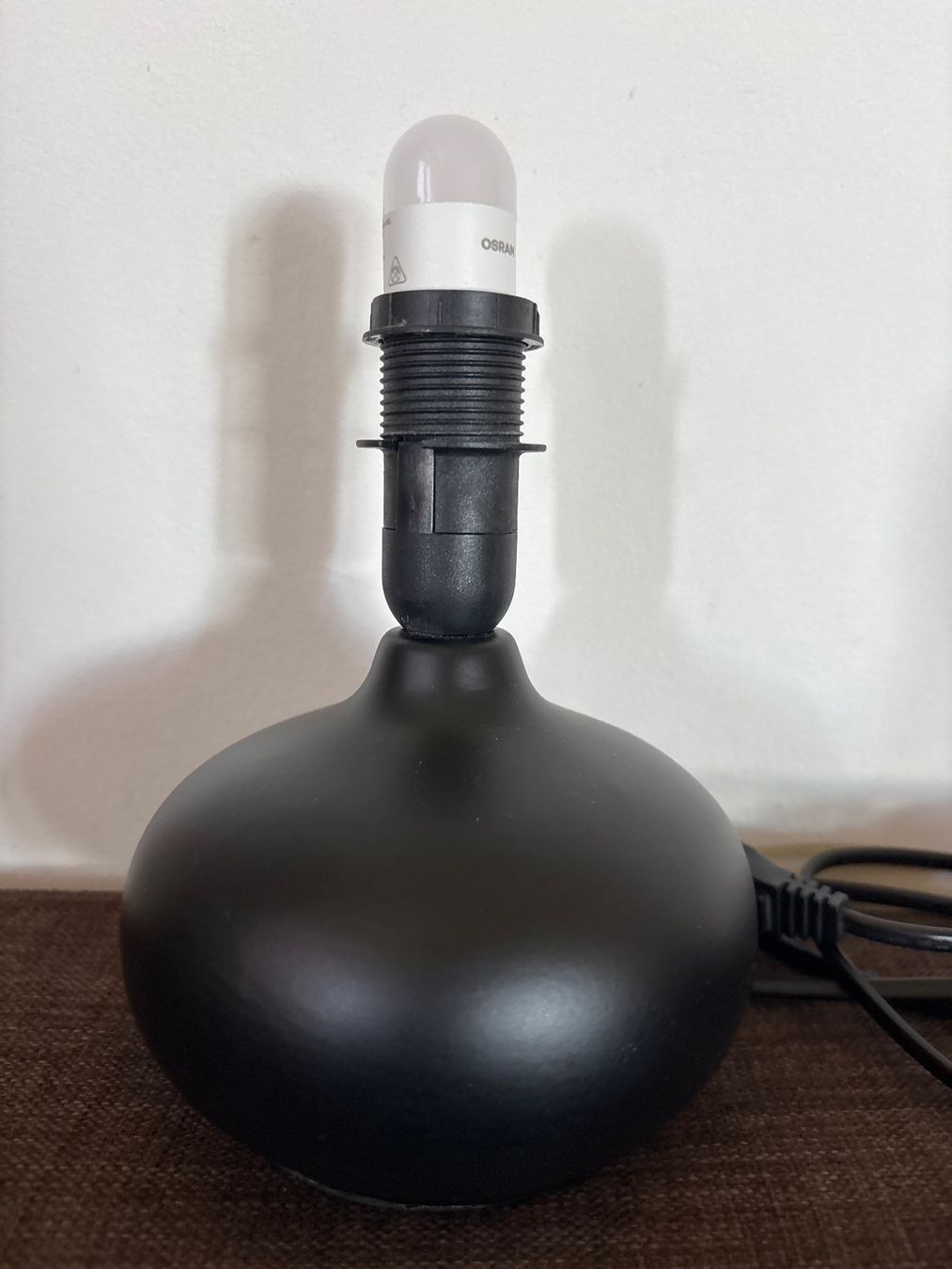 Ikea Lampade: Schwarze Nachttischlampe /Tischlampe – Usato da Genève venduto da Buens4 1