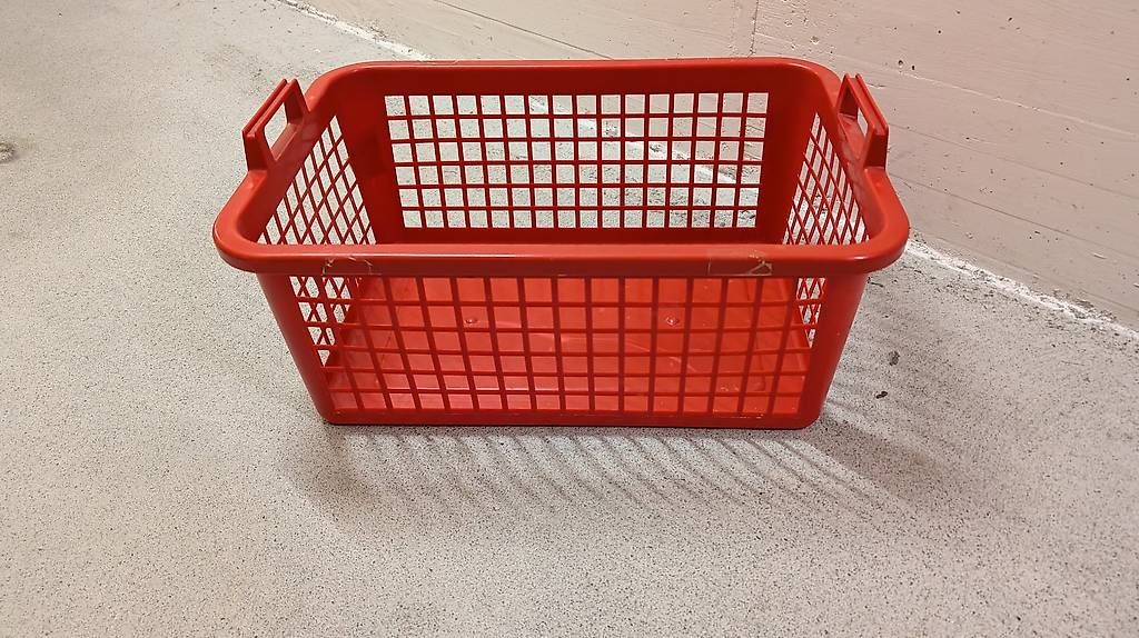 Wäschekörbe: Wäschekorb rot Kunststoff gebraucht – Gebraucht aus Luzern von cri_jxn6