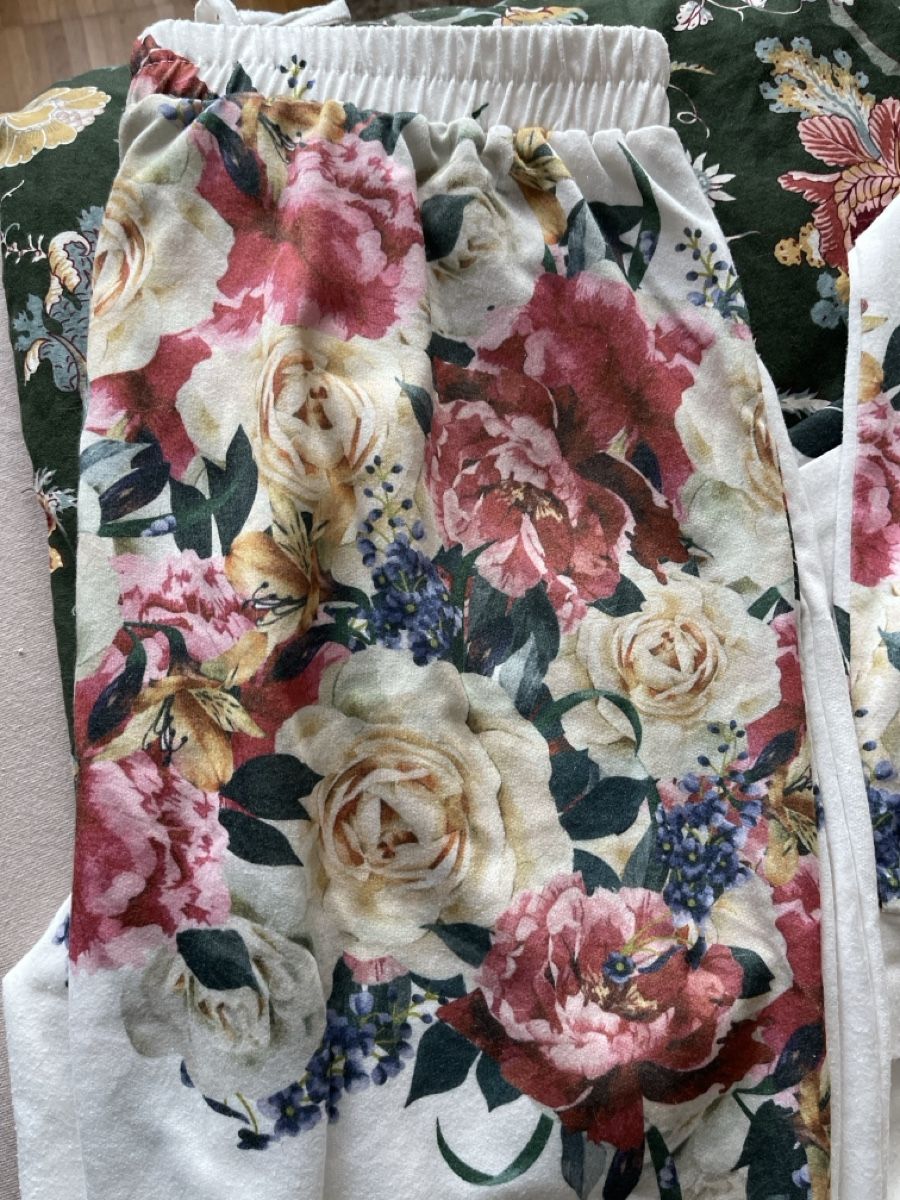 Shein Lots de vêtements: Shein Trainer weiss mit Blumen Gr L – D'occasion à Niederwangen BE par Diva_74 1