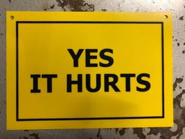 Yes it hurts spruch hinweis türe