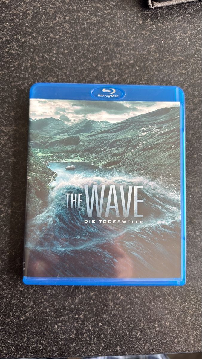 Tutti i DVDs: The Wave – Die Todeswelle – Usato da Münsingen venduto da Sim2977