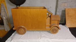 Grosser Spielzeug-Lastwagen aus Holz