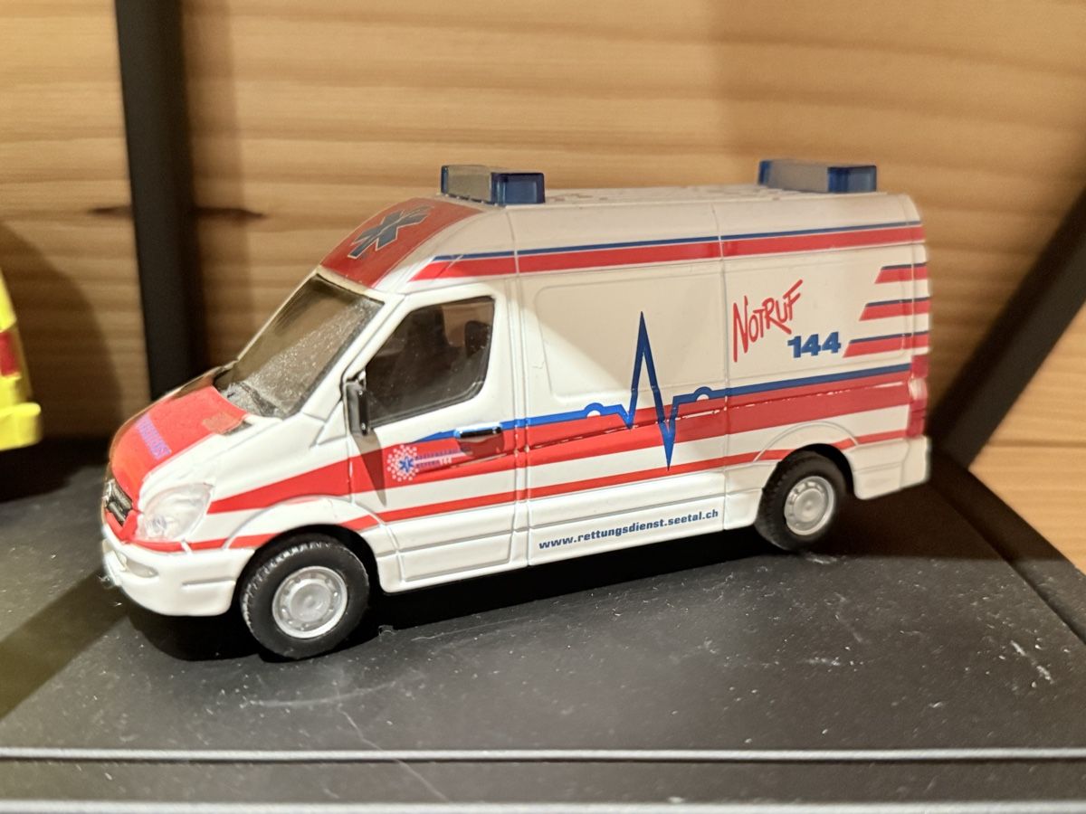 Mercedes-Benz Modellini d'auto: Ambulanz Mercedes 1:50 – Usato da Affoltern BE venduto da _Kaeser_