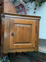 Altes Eckschränkli / Hängeschrank aus Holz, zu verkaufen!
