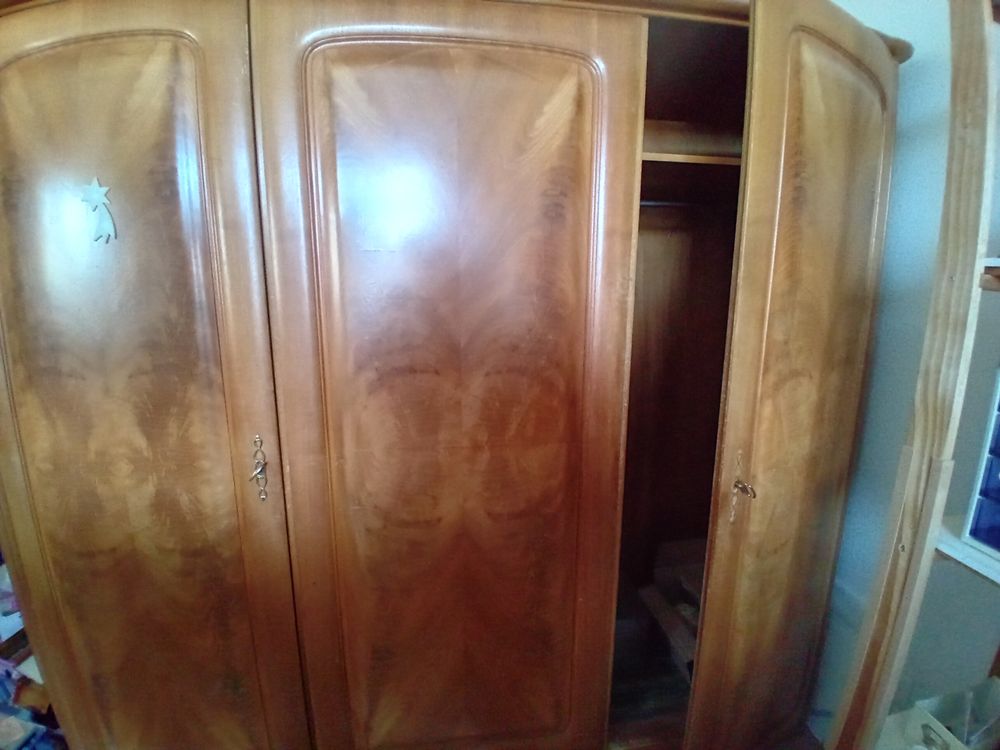 Armoire à habits en noyer 3 portes Acheter sur Ricardo