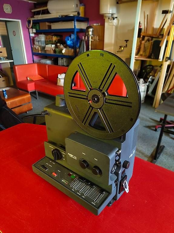 Heimkino: Super 8 Projektor – Gebraucht aus Bern von A3N-Origin