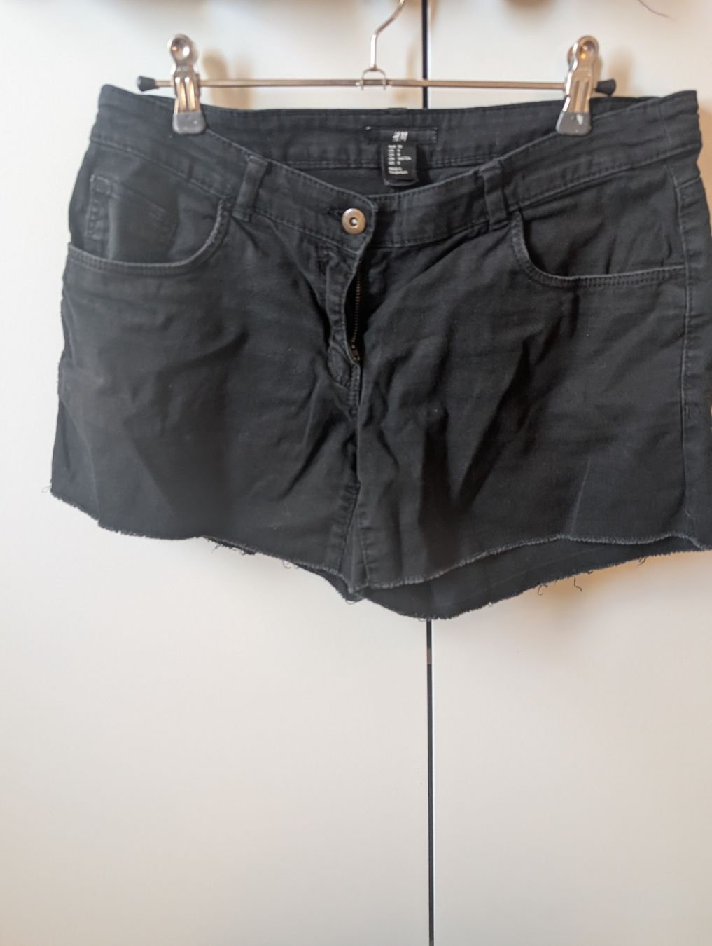 H&M Jeans: H&M Denim Shorts Black Size 38 – Gebraucht aus Bern von soa_y6fn