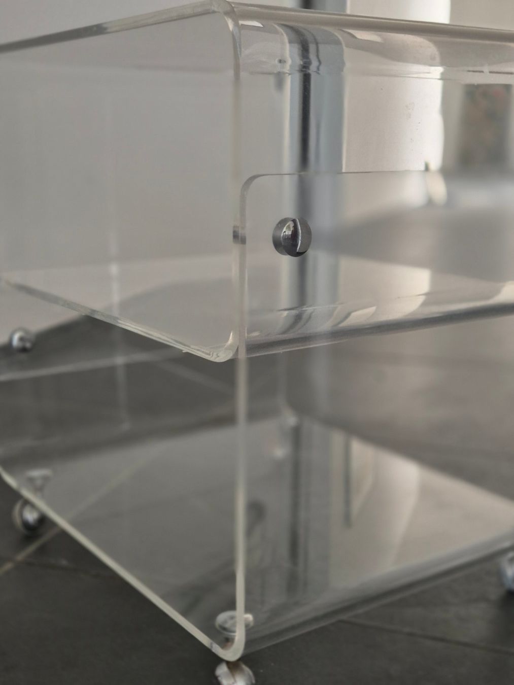 Banconi: Acrylglas Rollcontainer, Nachttisch, Beistelltisch – Usato da Unterkulm venduto da Pato1b 3