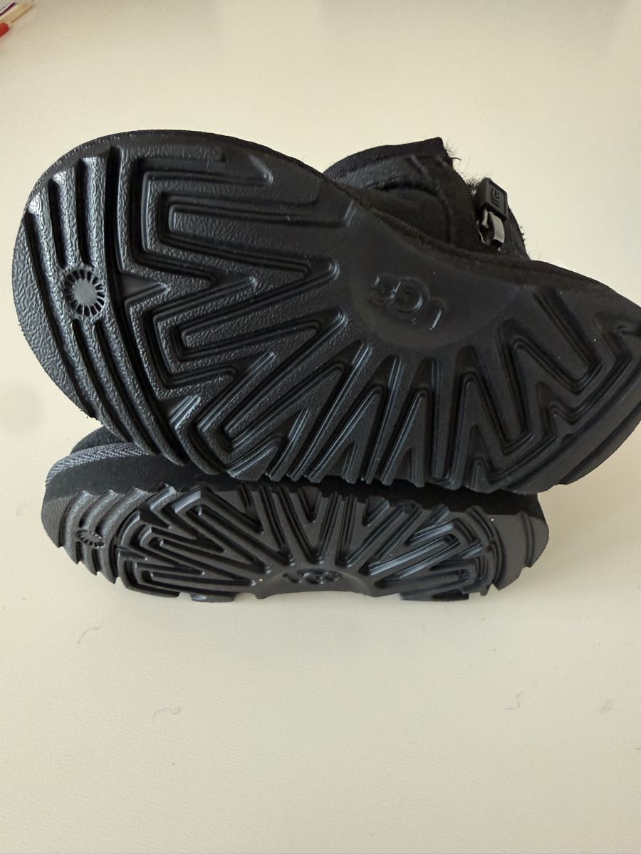 Ugg Scarpe per ragazzi: UGG Boots Kinder Schwarz Grösse 23,5 – Nuovo (secondo la descrizione) da Buttikon SZ venduto da cco_9m8g 2