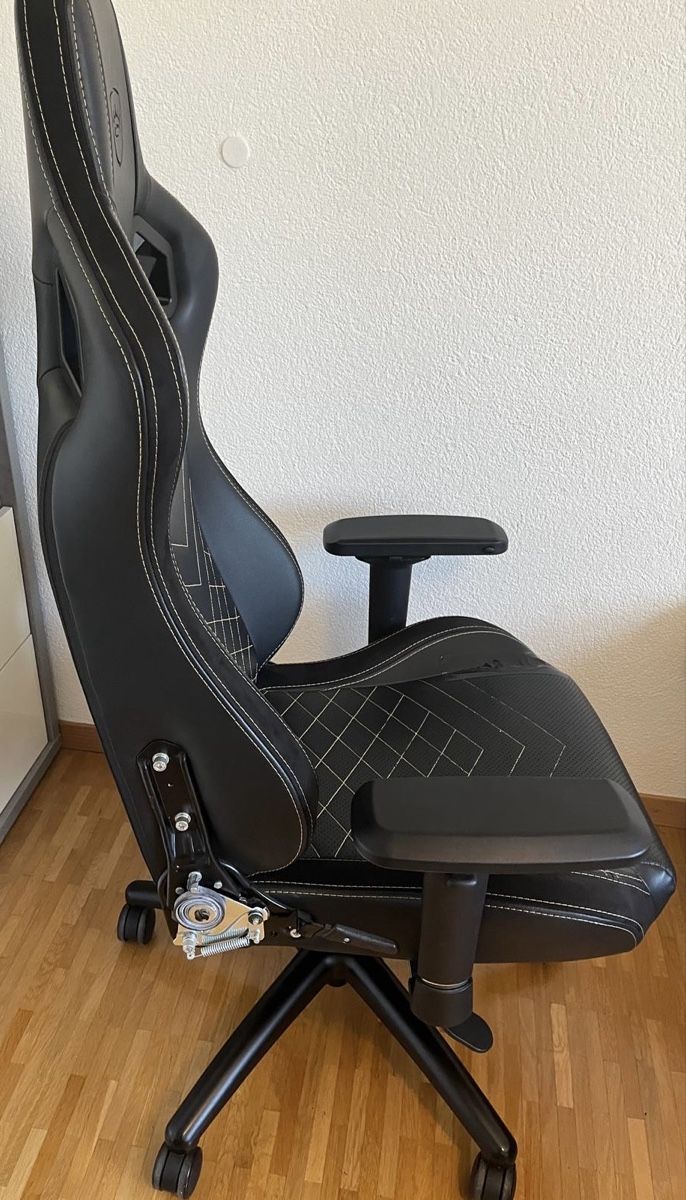 Noblechairs Sedie: Gamingstuhl von Noblechairs Epic – Difettoso da Hettlingen venduto da AumSp 1