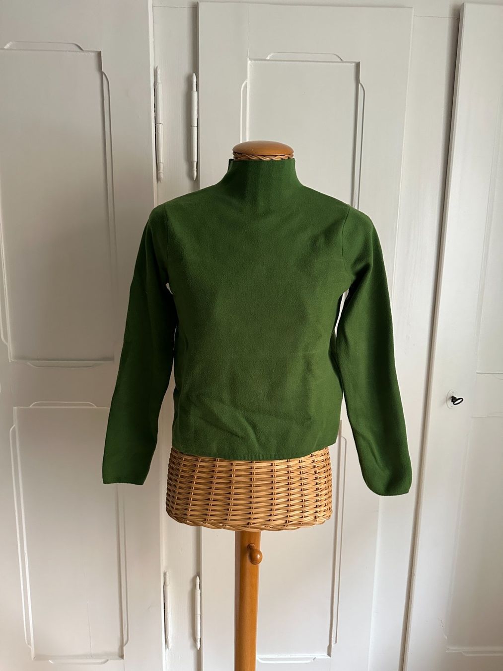 Mango Pullover & Sweatshirts: MANGO - Feinstrick Pullover grasgrün XS – Gebraucht aus Zürich von Diazaio