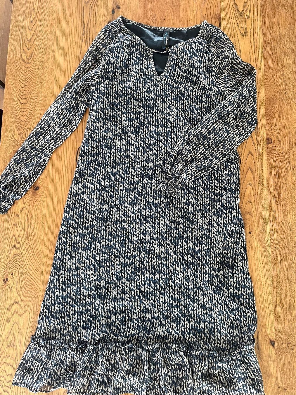 Kleider & Röcke: Wunderschönes Kleid in Strickoptik – Gebraucht aus Stans von valeriamanuela