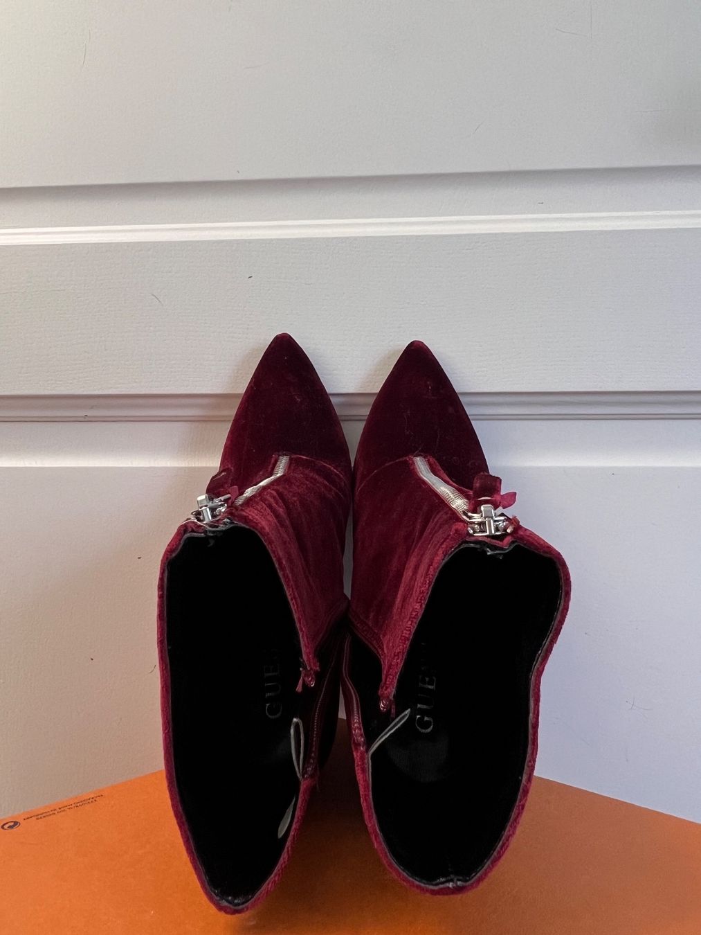 Guess Scarpe da donna: New Guess Red Velvet Boots – Nuovo (secondo la descrizione) da Corsier-sur-Vevey venduto da Kristina.Nova 4