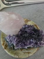 Amethyst- und Rosenquarzkristalle mit Steinsockel