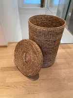 Wäschekorb aus geflochtenem Material mit Deckel gebraucht