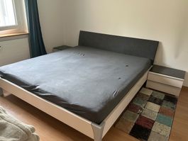 Hochwertiges Bettgestell (180 x 200 cm) mit 2 Nachttischen 